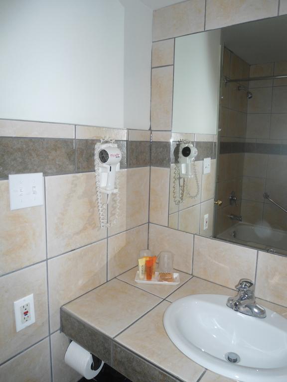 Motel Le Refuge シェルブルック エクステリア 写真