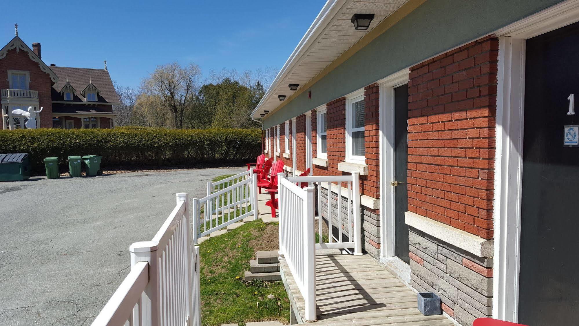 Motel Le Refuge シェルブルック エクステリア 写真